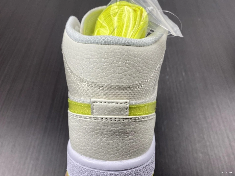 Jordan (W) - Mid Yellow SE Voltage 1 DB2822-107 1102